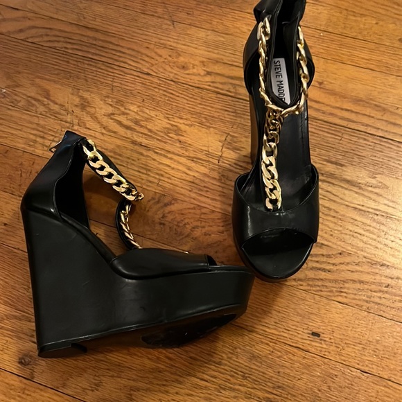 Steve madder T-strap gold chain black wedges - Picture 1 of 3